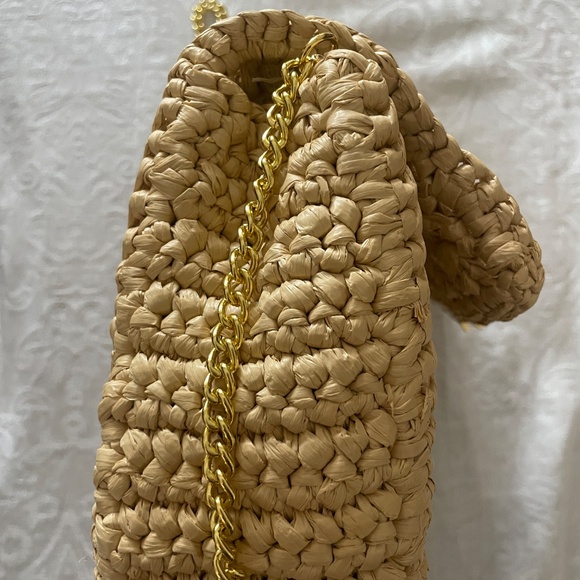 Chic Woven Shoulder Bag with Gold Chain - Picture 4 of 4